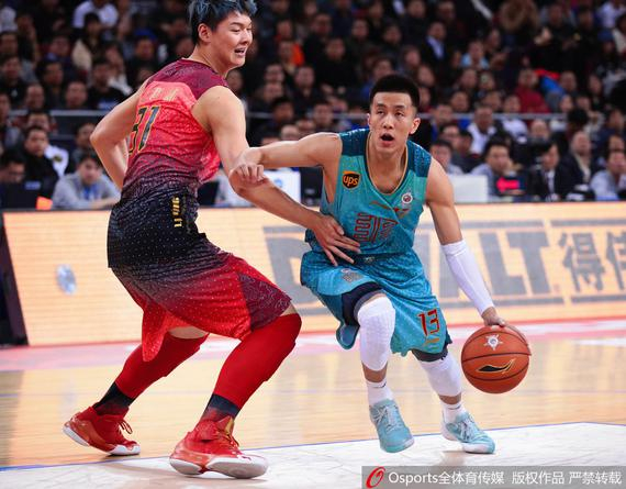 拉菲尼亚否认转会沙特传闻，斥媒体报道不实（拉菲尼亚辟谣赴沙特传闻，称相关报道失实）