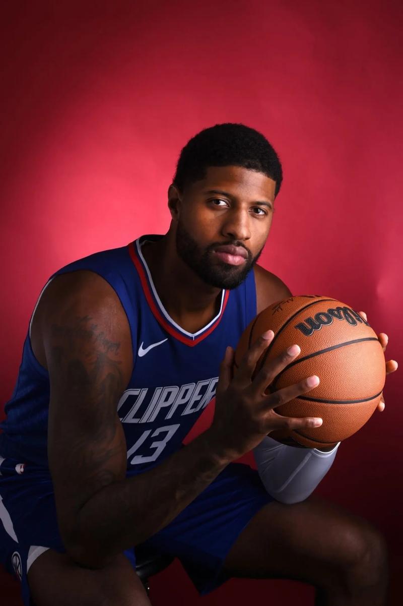 凯恩回应与巴萨传闻：我没和任何人接触，现在在拜仁很开心（凯恩否认巴萨传闻：未与任何人接触，现阶段在拜仁很开心）