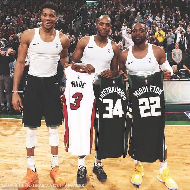 罗伊斯重返多特主场，俱乐部官方社媒发文欢迎（多特官方社媒发文：欢迎罗伊斯回归主场）